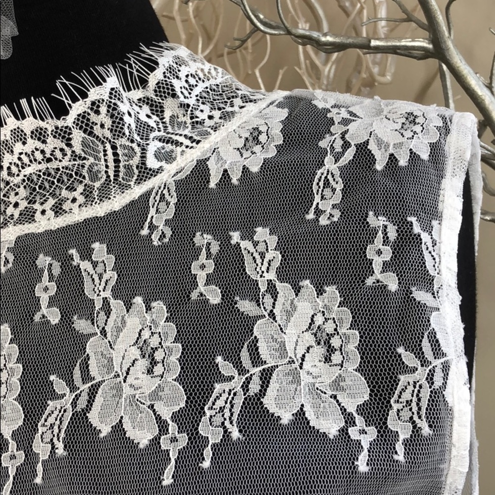 Gorgeous laces blouse - Picture 3 of 8